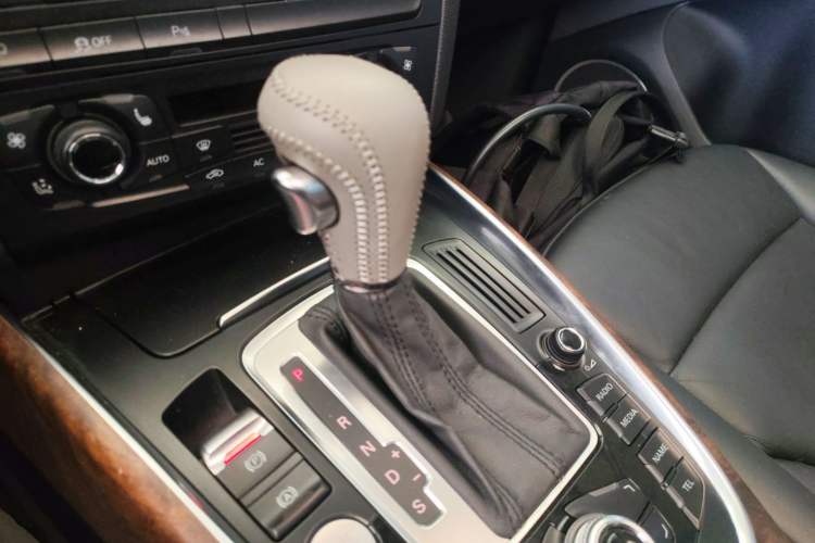 Used Audi Q5 2010 3.2 FSI Sport Edition Gear Lever