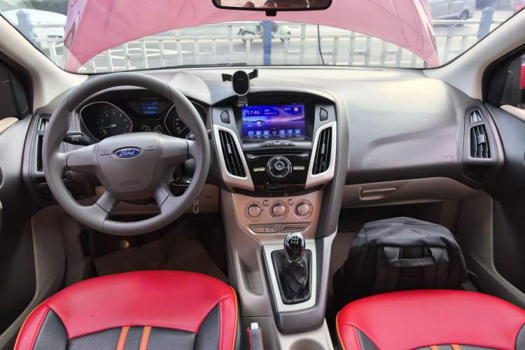 Used Ford Focus 2012 Sedan 1.6L Manual Comfort Model Center Console