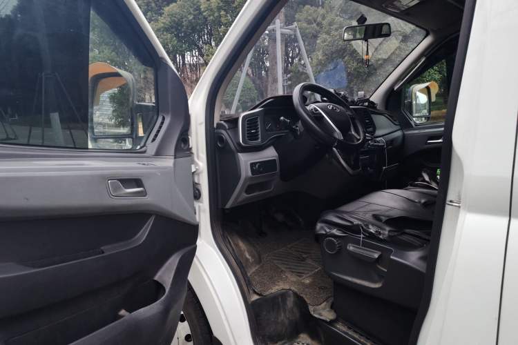 Used SAIC MAXUS Xintu V80 2024 Aotong 6AMT Short Wheelbase Mid-Roof Model with 127 Ps 5 Seats