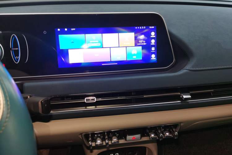 Used ORA Good Cat 2022 Morandi Edition 400km Standard Range Luxury Version Lithium-Ion Battery Audio And AC Panel