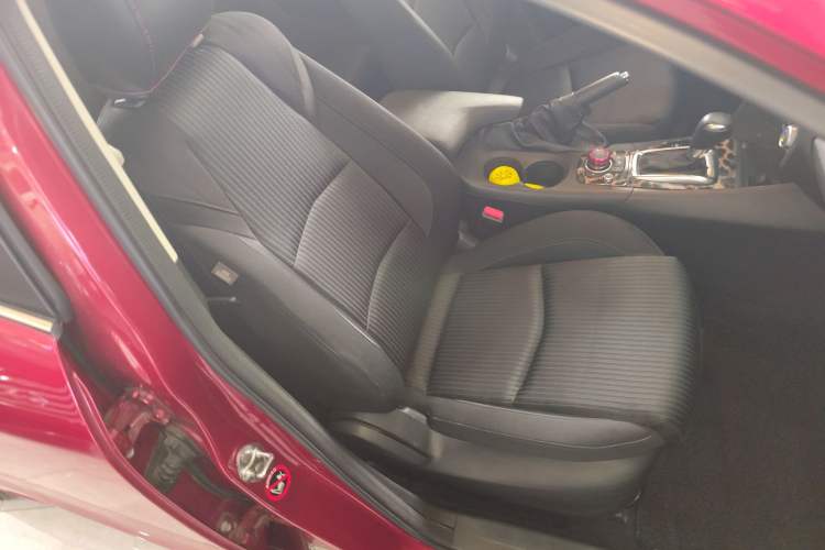 Used Mazda 3 Axela 2014 Sedan 1.5L Automatic Luxury Model