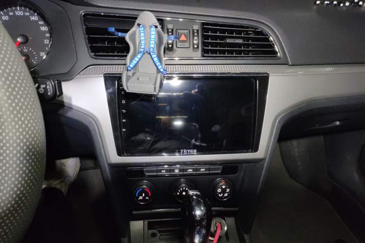 Used Volkswagen Lamando 2015 230TSI DSG Fashion Edition Audio And AC Panel