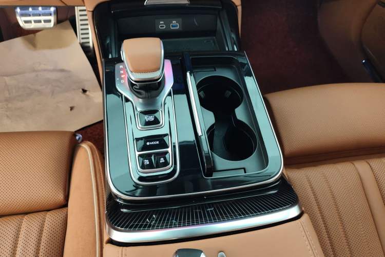 Used Hongqi H9 2025 2.0T Two-Wheel-Drive Flagship Private Enjoyment Style 5 Seats
