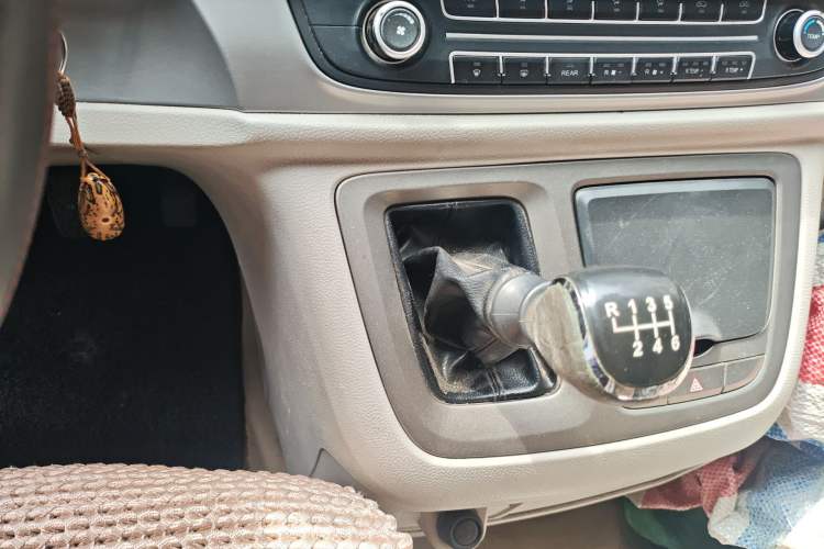 Used SAIC MAXUS G10 2014 2.0T Manual Elite Edition Gear Lever