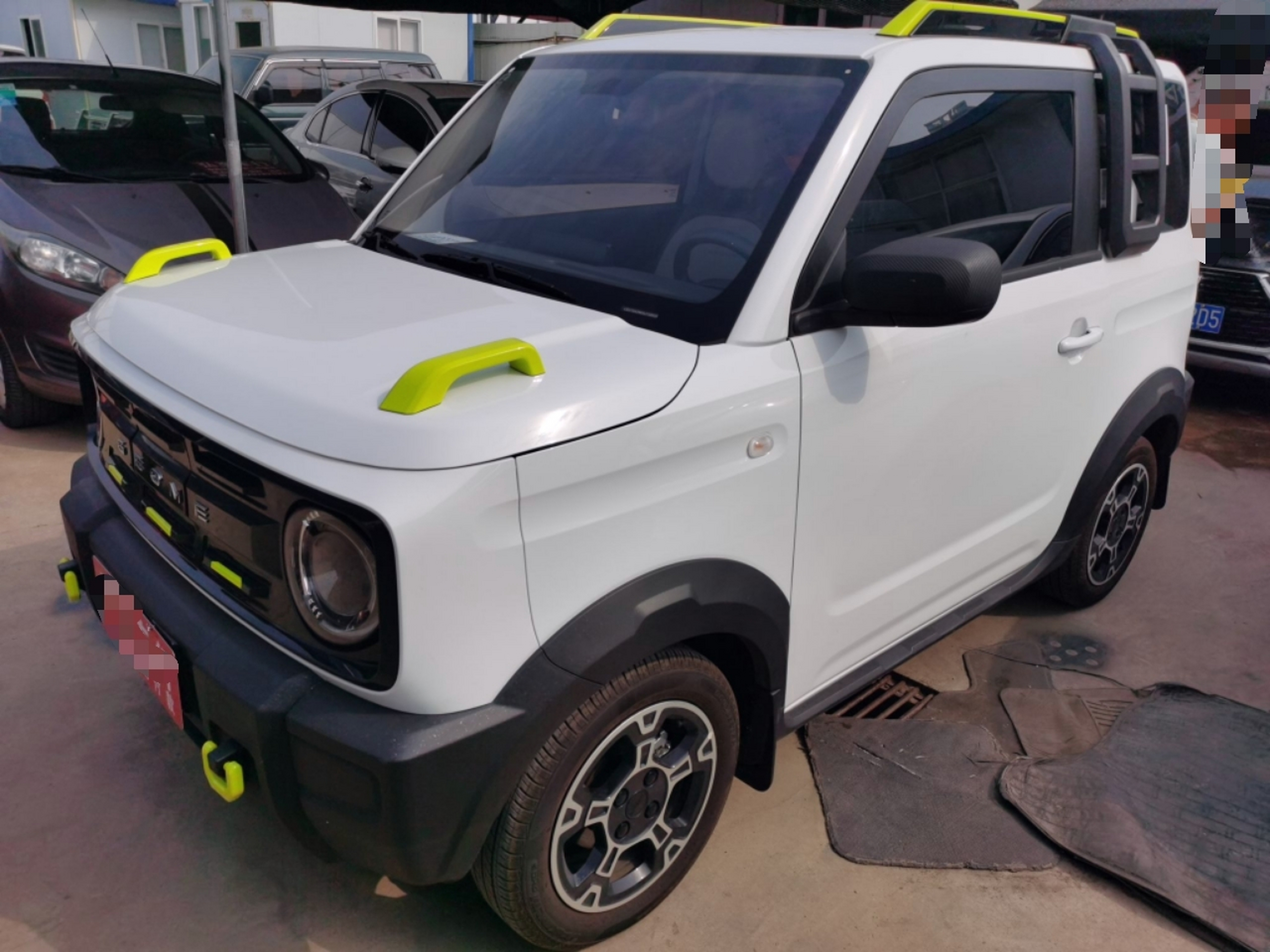 تحت مقدمة السيارة