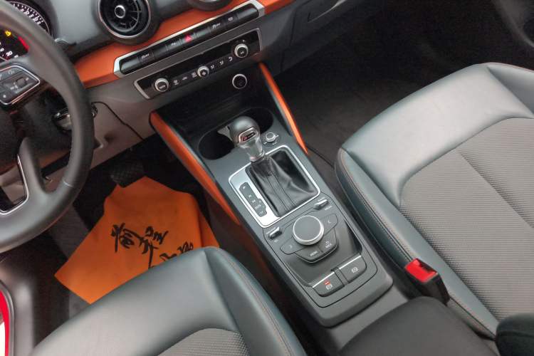 Used Audi Q2L 2018 35 TFSI Fashionable & Elegant Version China VI Emission Standard Gear Lever
