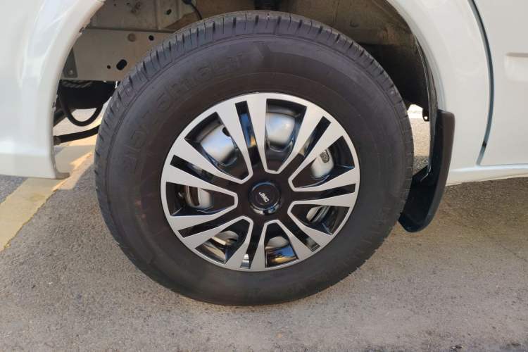 Used JMC Fushun 2025 2.0T 6MT Diesel Mid-Roof Mid-Height Commercial Multi-Purpose 7-Seater Passenger Vehicle