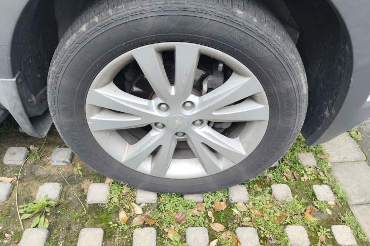 Used Chevrolet Captiva 2014 2.4L 4x4 Flagship Edition 7 Seats Right Front Wheel Hub