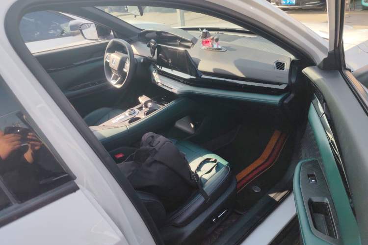 Used CHANGAN UNI-V iDD 2024 Blue Whale Smart Electric iDD 136km ZhiKu Model
