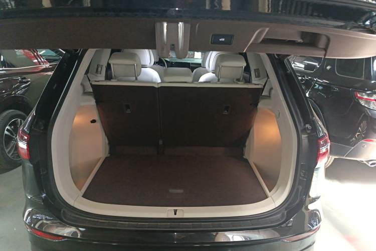 Used Volkswagen Viloran 2024 380TSI Premium Edition Trunk