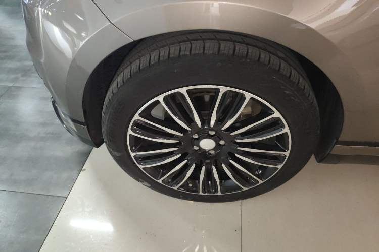 Used Land Rover Range Velar 2017 P380 R-DYNAMIC S Left Front Wheel Hub