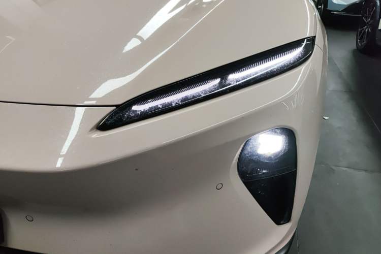Used Nio ET5 2024 75 kWh Left Front Headlight