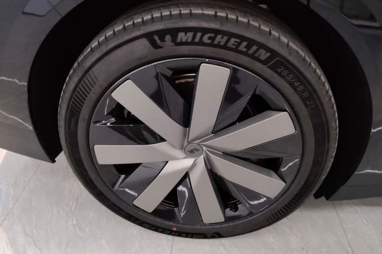 Used Li Auto i6 2025 Model Four-Wheel-Drive Standard Type
