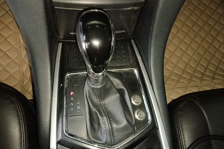 Used JMC Yusheng S350 2013 2.4T Automatic 4x4 Diesel Luxury 5-Seater Gear Lever