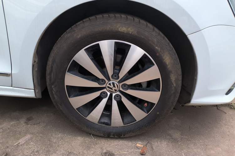 Used Volkswagen Sagitar 2018 1.6L Automatic Comfort Model Right Front Wheel Hub