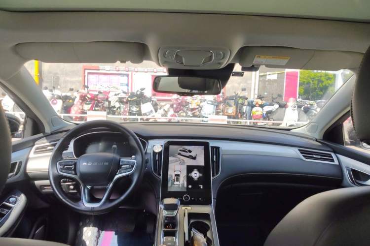 Used Roewe i6 MAX 2020 300TGI Automatic Supreme Edition with Cool Sunroof and Advanced Driving Features

