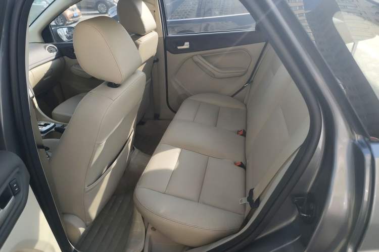 Used Ford Focus 2013 Sedan Classic 1.8L Automatic Fashion Edition