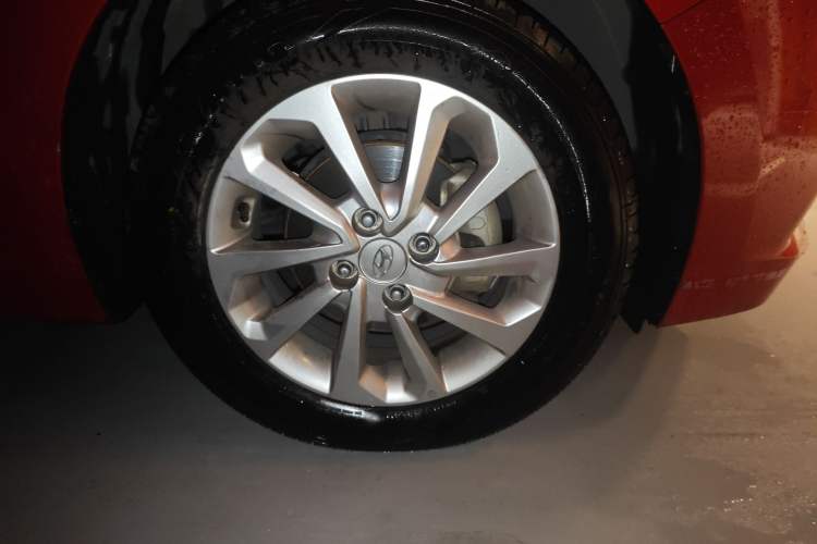 Used Hyundai Verna (new generation) 2016 1.4L Automatic Sport Edition Right Front Wheel Hub