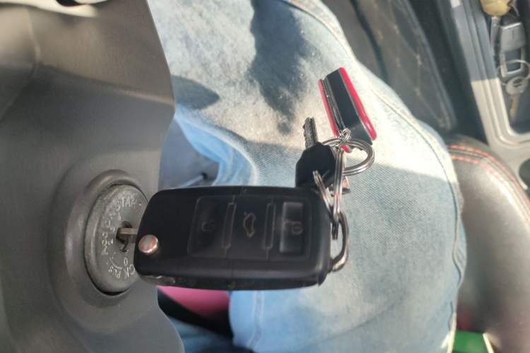 Used Dongfeng Ruichi 2017 2.5T Diesel Two-Wheel Drive Standard Version ZD25T5 Interior 1