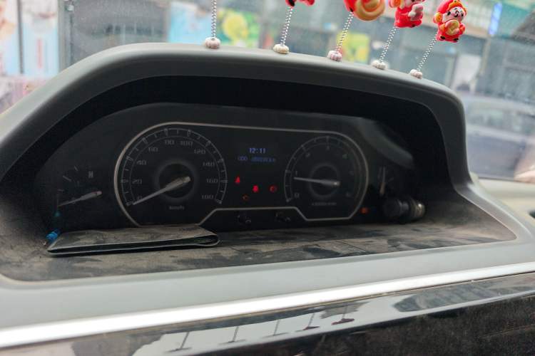 Used SAIC MAXUS Xintu V80 2019 2.5T Classic Edition 6-Speed Manual – Aoyuntong Modified Version Short Wheelbase Mid-Height Roof 5/6 Seats
