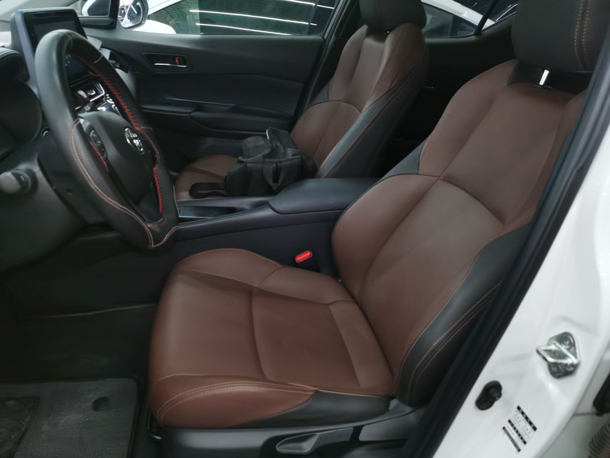 المقاعد الأمامية داخل السيارة