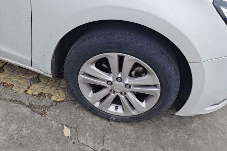 Used Chevrolet Cruze 2016 1.5L Automatic Luxury Edition Right Front Wheel Hub