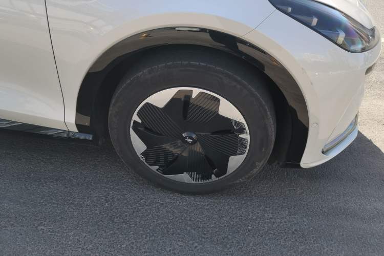 Used IM LS7 2023 90 kWh Elite Rear-Drive Version Right Front Wheel Hub