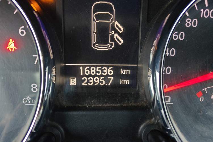 Used Nissan Qashqai 2012 1.6XE Wind 5MT 2WD Odometer Close Up