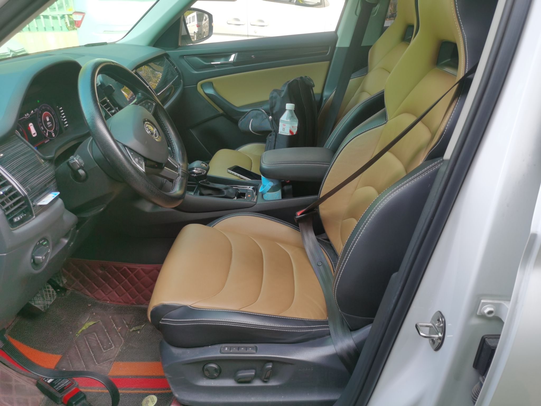 Переднее сиденье в автомобиле