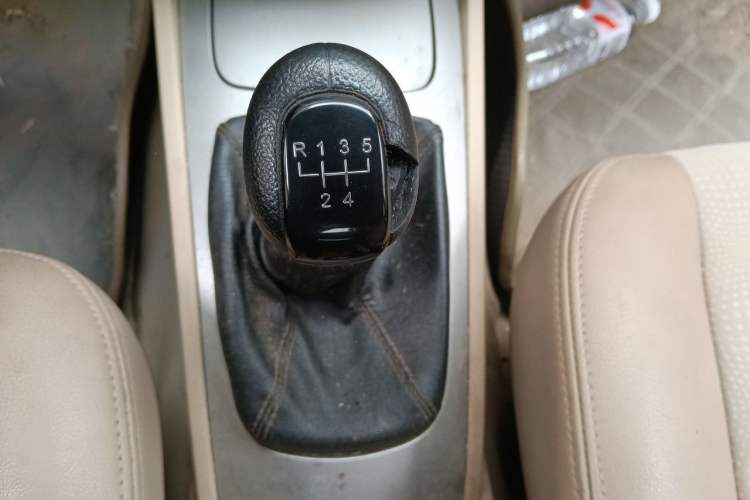 Used Buick Excelle 2011 1.6 LX-MT Gear Lever