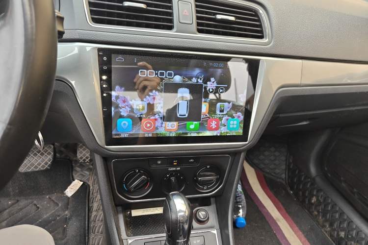 Used Volkswagen Lavida 2015 1.6L Automatic Comfort Edition Audio And AC Panel