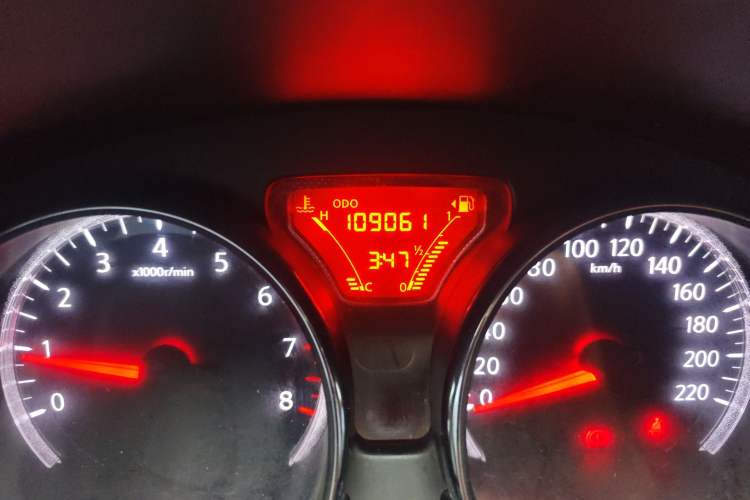 Used Nissan Sunny 2011 1.5XL Manual Deluxe Edition Odometer Close Up