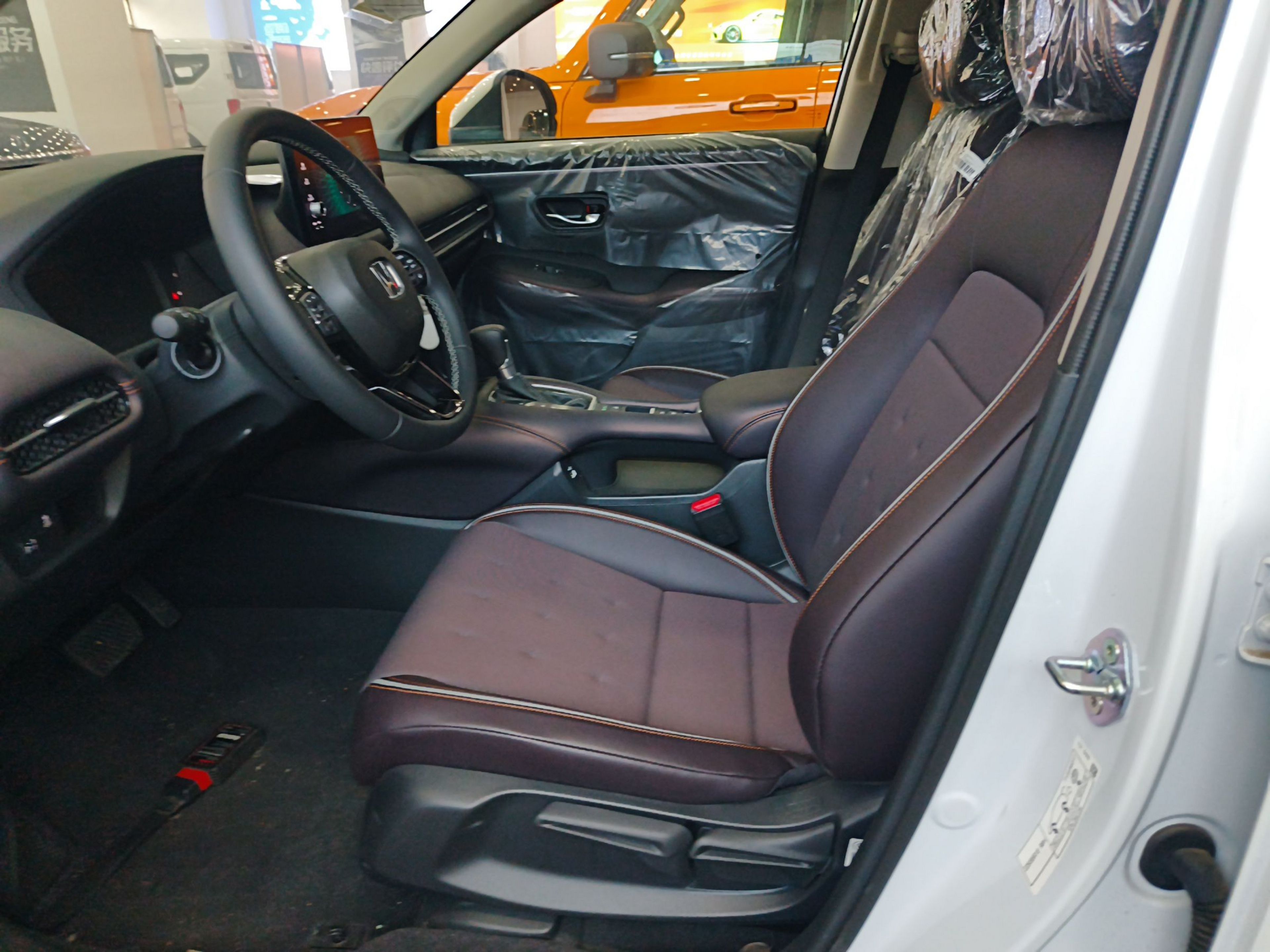 المقاعد الأمامية داخل السيارة