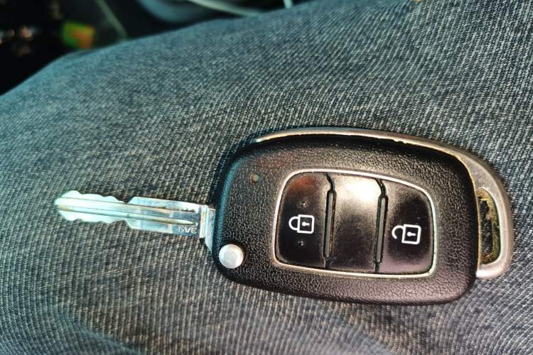 Used Hyundai Verna (older generation) 2017 1.4L Manual Colorful Skyroof Version China V Standard Vehicle Key