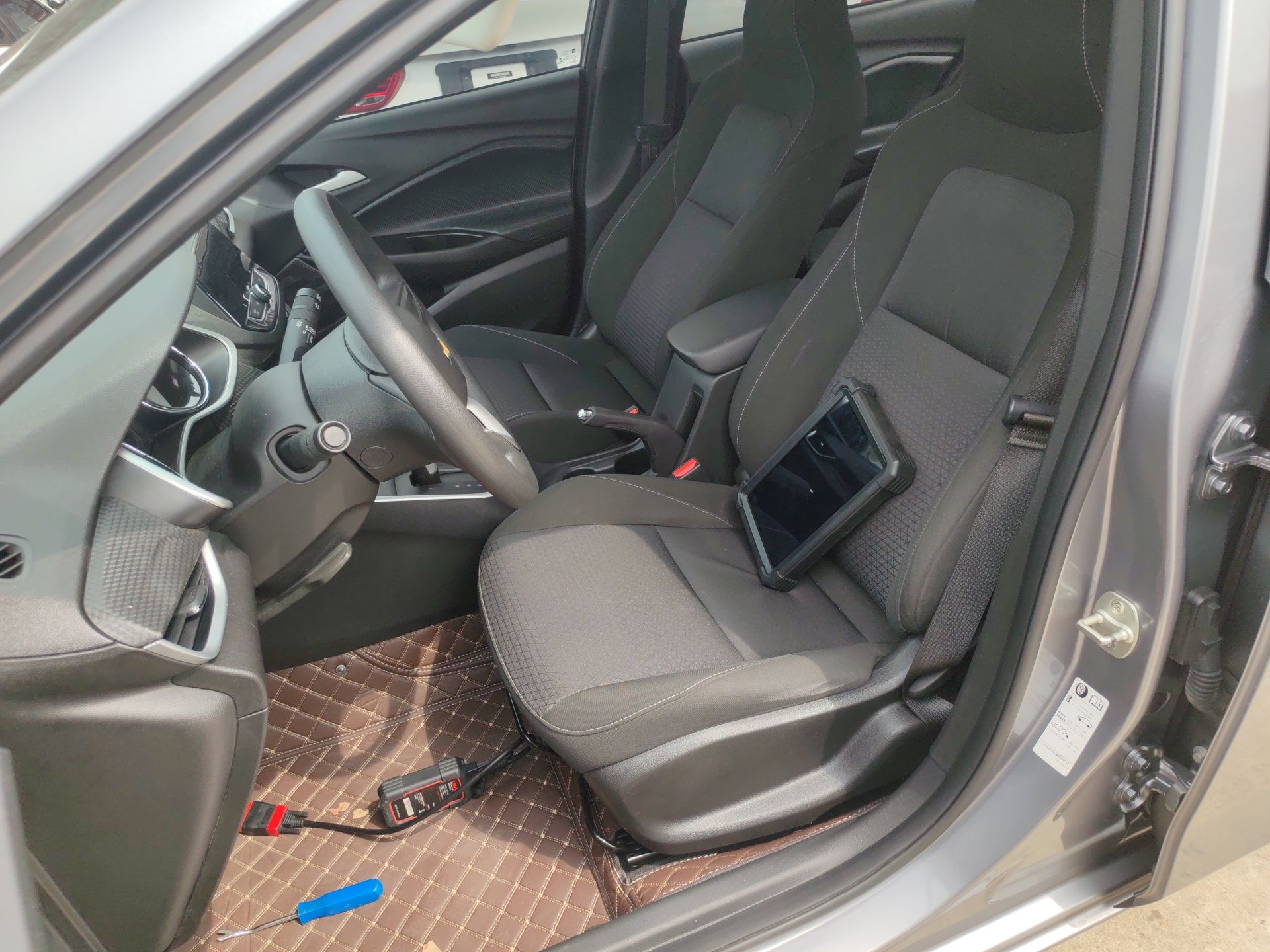 Переднее сиденье в автомобиле