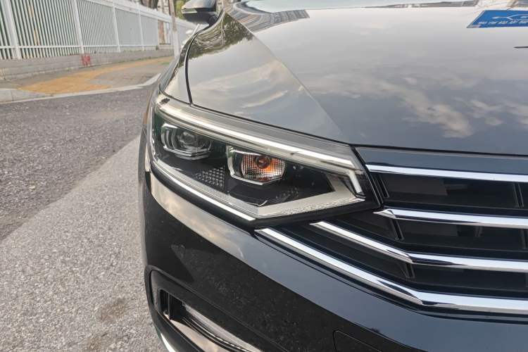 Used Volkswagen Magotan 2020 330TSI DSG Luxury Edition Right Front Headlight