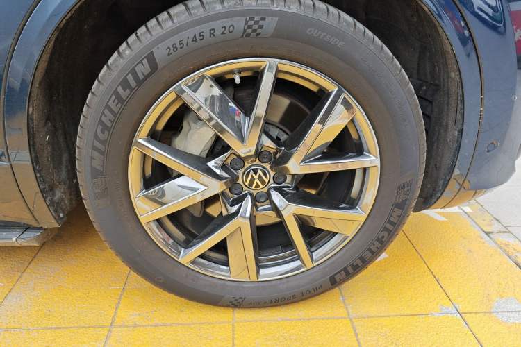 Used Volkswagen Touareg 2020 3.0 TSI Luxury Edition China VI Right Front Wheel Hub