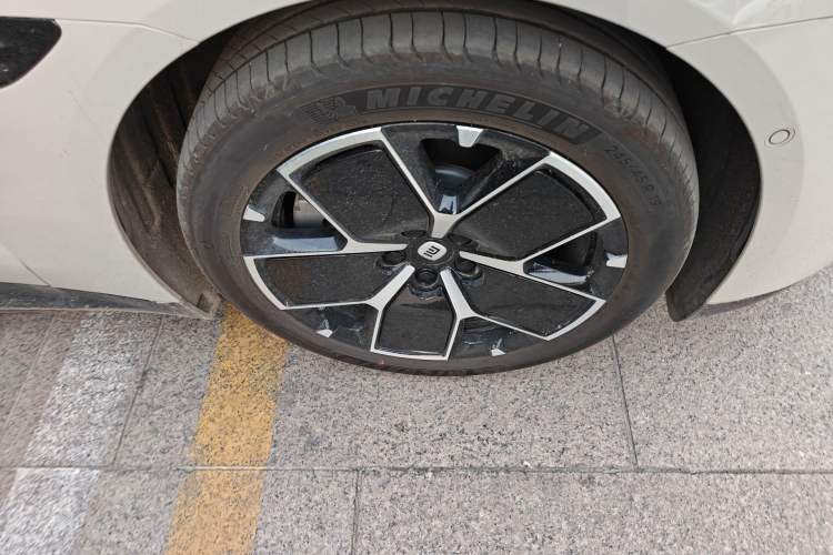Used Xiaomi Auto SU7 2024 Rear-Drive Long-Range Intelligent Driving Version Right Front Wheel Hub