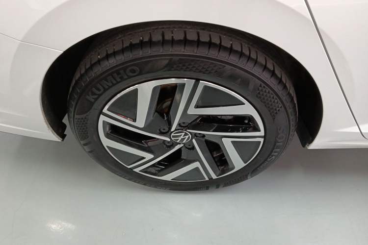 Used Volkswagen Sagitar 2024 300TSI DSG Excellence Edition Right Rear Wheel Hub