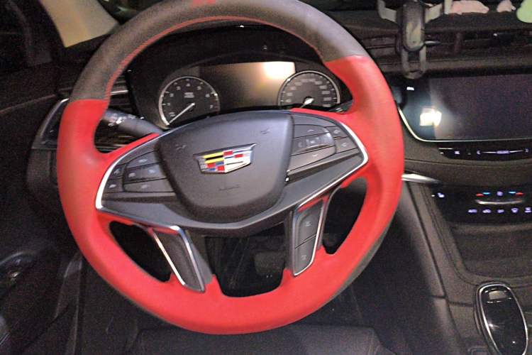 Used Cadillac XT5 2017 Anniversary Edition 25T Luxury Model Steering Wheel