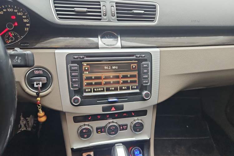 Used Volkswagen Magotan 2012 2.0 TSI Ultimate Edition Audio And AC Panel