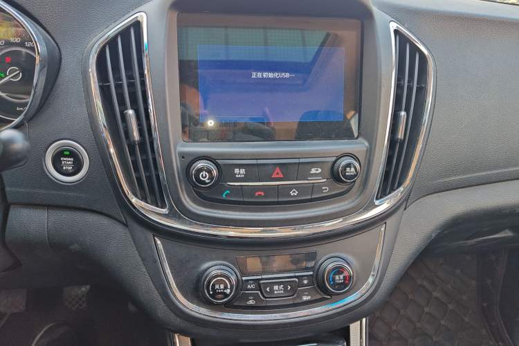 Used Baojun 560 2016 1.8L Manual Luxury Edition Audio And AC Panel