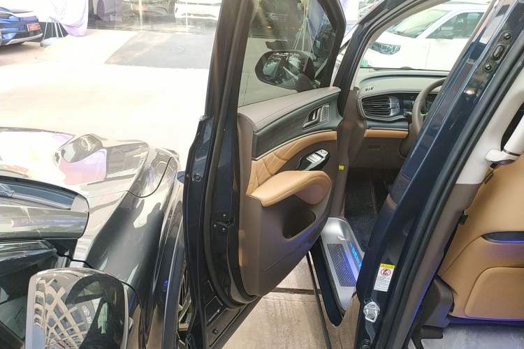 Used Denza D9 2022 DM-i 970 Four-Wheel Drive Prestige Model
