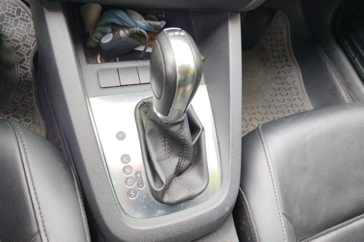 Used Volkswagen Sagitar 2014 1.4TSI Automatic Luxury Model Gear Lever