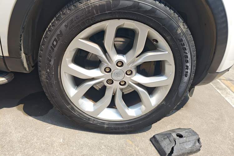 Used Land Rover Discovery Sport 2016 2.0T HSE Right Front Wheel Hub