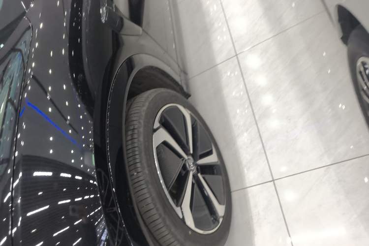 Used BYD Song L EV 2025 Intelligent Driving Version 662 km LiDAR Excellence Edition Left Front Wheel Hub