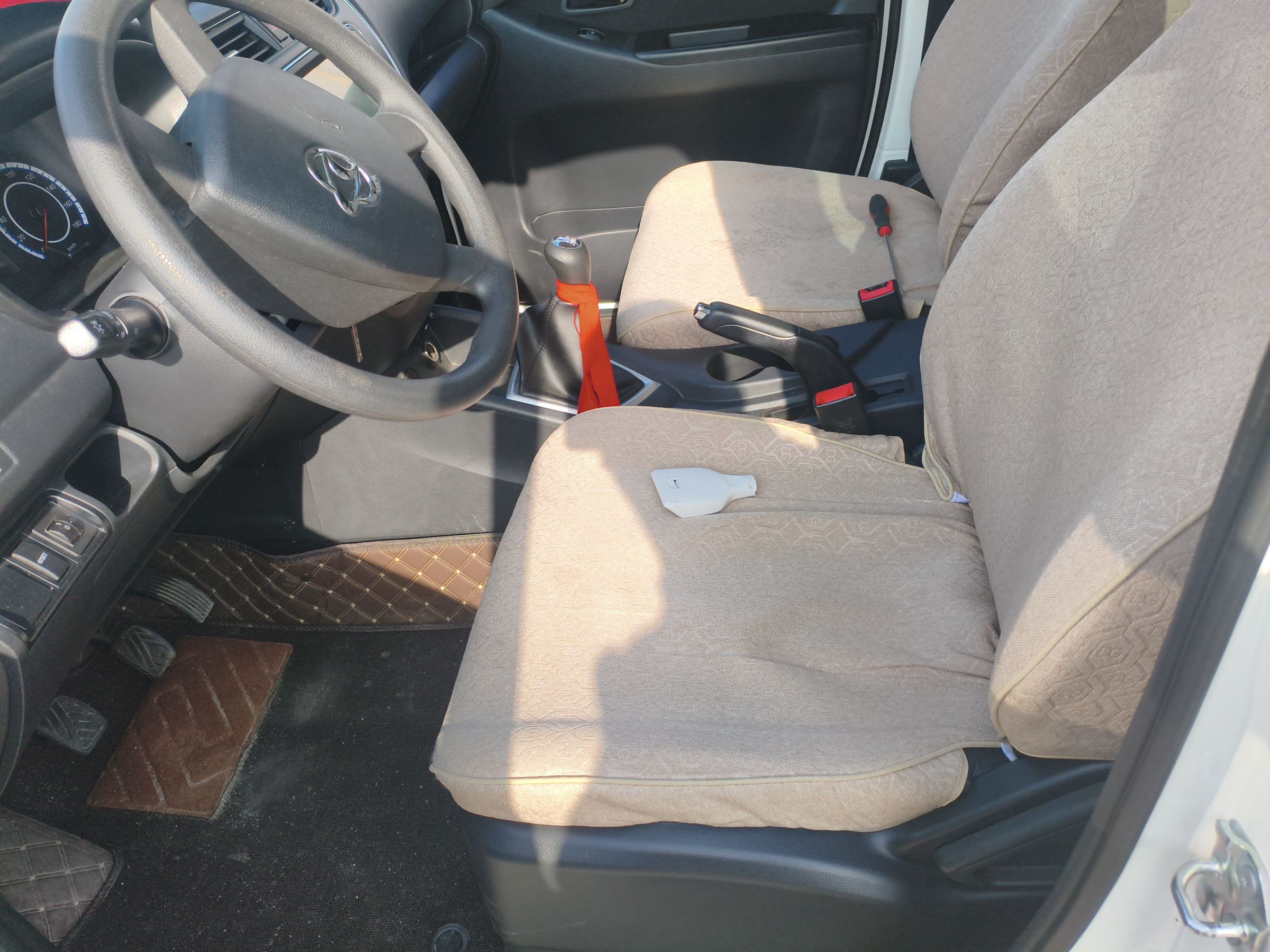 المقاعد الأمامية داخل السيارة