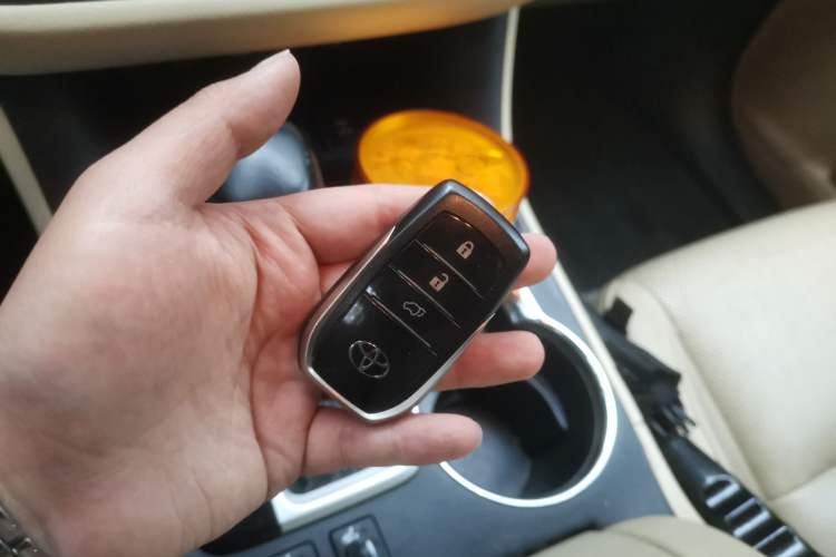 Used Toyota Highlander 2018 2.0T Four-Wheel Drive Prestige Version 7 Seats China VI Standard Vehicle Key