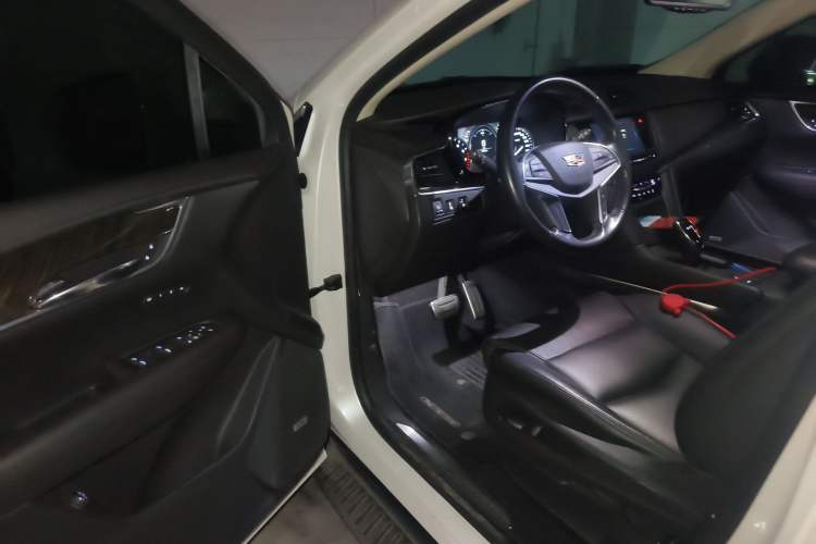 Used Cadillac XT5 2018 25T Luxury Model Driver Seat
