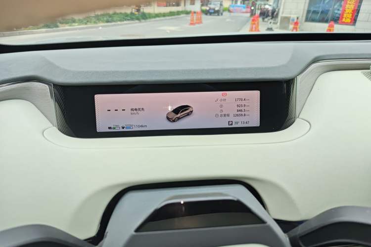 Used EXEED Star Era ES 2025 Extended-Range Pro High-Speed Driver Assistance Odometer Close Up